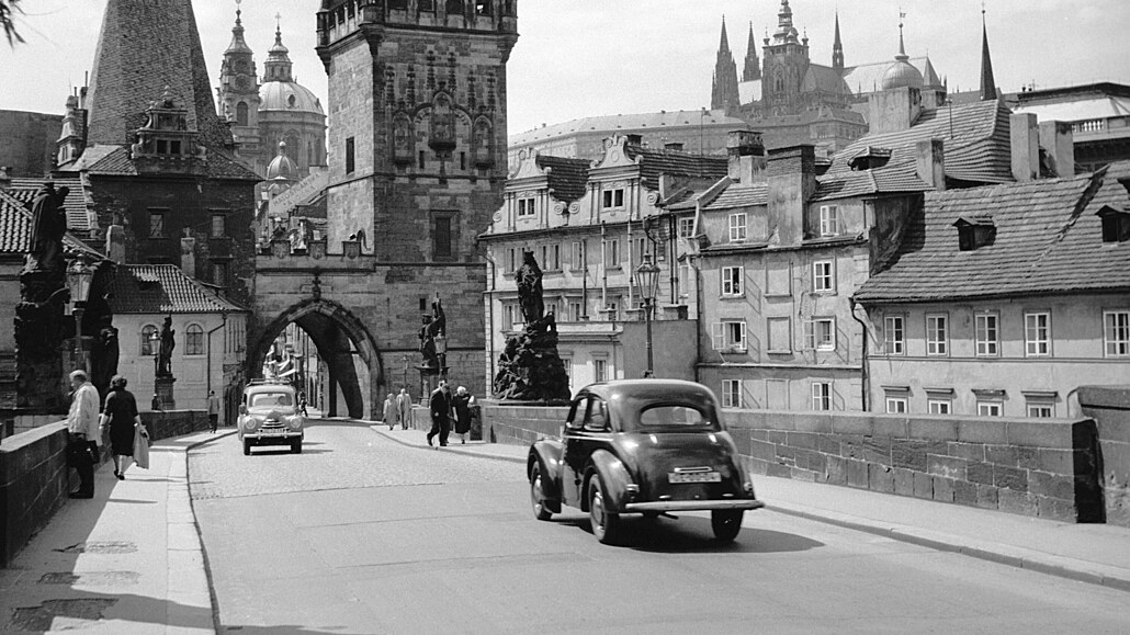 Také po Karlově mostě v roce 1956 jezdila auta. Zároveň ale existovala hustší...
