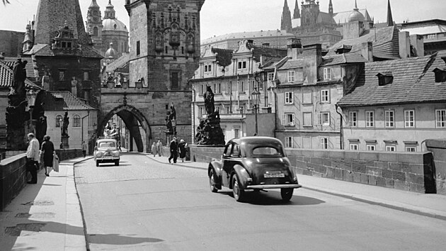 Také po Karlov most v roce 1956 jezdila auta. Zárove ale existovala hustí...