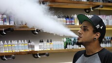 Andrew Teasley na snímku vypouští z plic kouř vytvořený e-cigaretou.