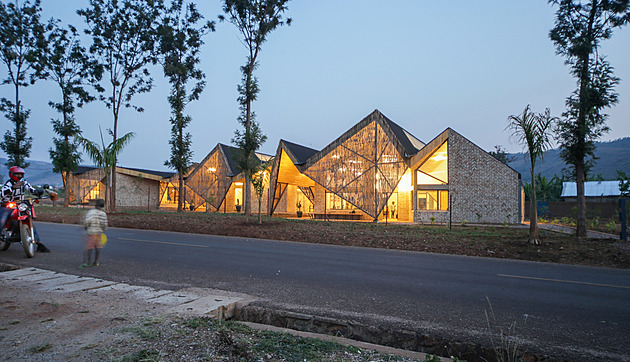 Lehkost a velkolepost. Architekt Bruce Engel vnesl do rwandského díla kus tradičního umění Imigongo