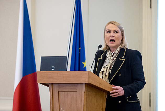 Strašit válkou. Ministryně obrany děsí víc než ruská propaganda