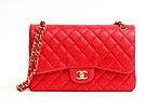 Módní d�m Chanel zastupuje proslulý model Jumbo Double Flap v tmav� r��ové...