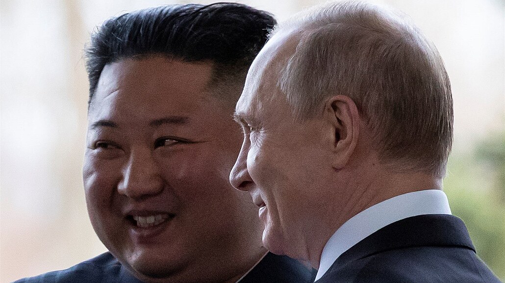 Ruský prezident Vladimir Putin a severokorejský vůdce Kim Čong-un (vlevo).