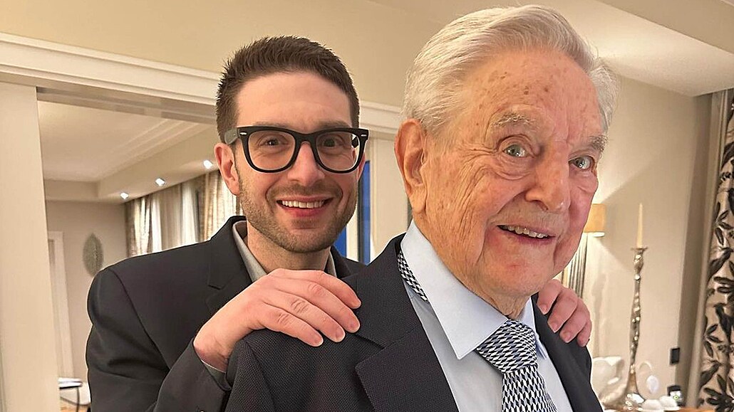Alex Soros (vlevo) s otcem Georgem.