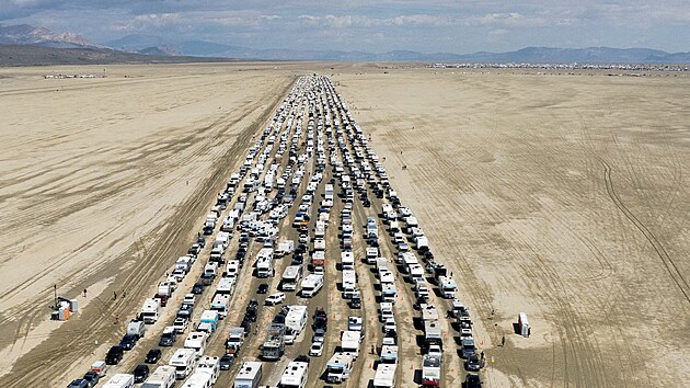 Návštěvníci odjíždí z festivalu Burning Man v Nevadě.