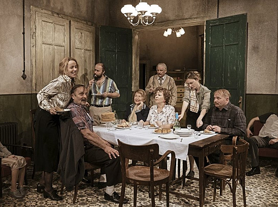 Rodinná oslava. Jozef Vajda, Diana Mórová, Daniel Fischer, Emília Vášáryová,...