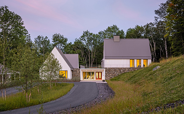 Velký sál z domečků. Architektura někdy pomáhá vyčnívat, jindy naopak zapadnout