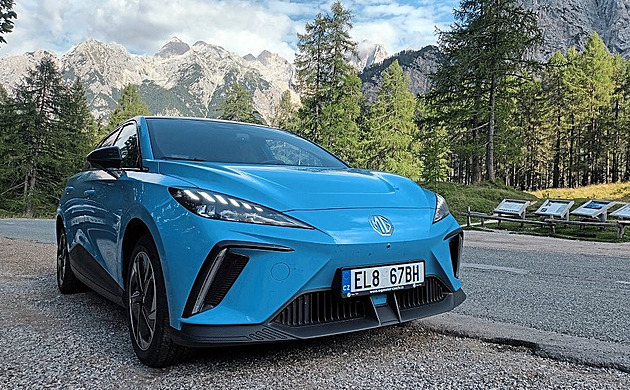 Dobrý dojezd i cena, ale má ještě hodně much. Test čínského elektroauta značky MG