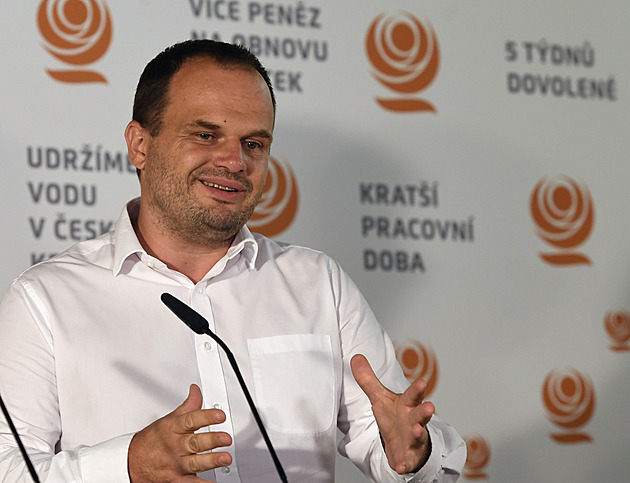 Z hrobu do hrobu. Sociální demokraté novou kampaní díru do světa neudělají