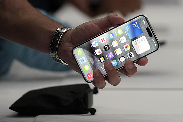 Apple představil nové telefony iPhone. Mají konektor USB-C prosazovaný EU