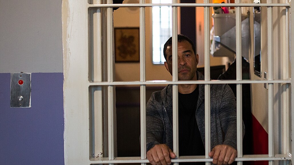 Raphael Rowe p�i natá�ení série Netflixu Nejdrsn�j�í v�zení sv�ta.