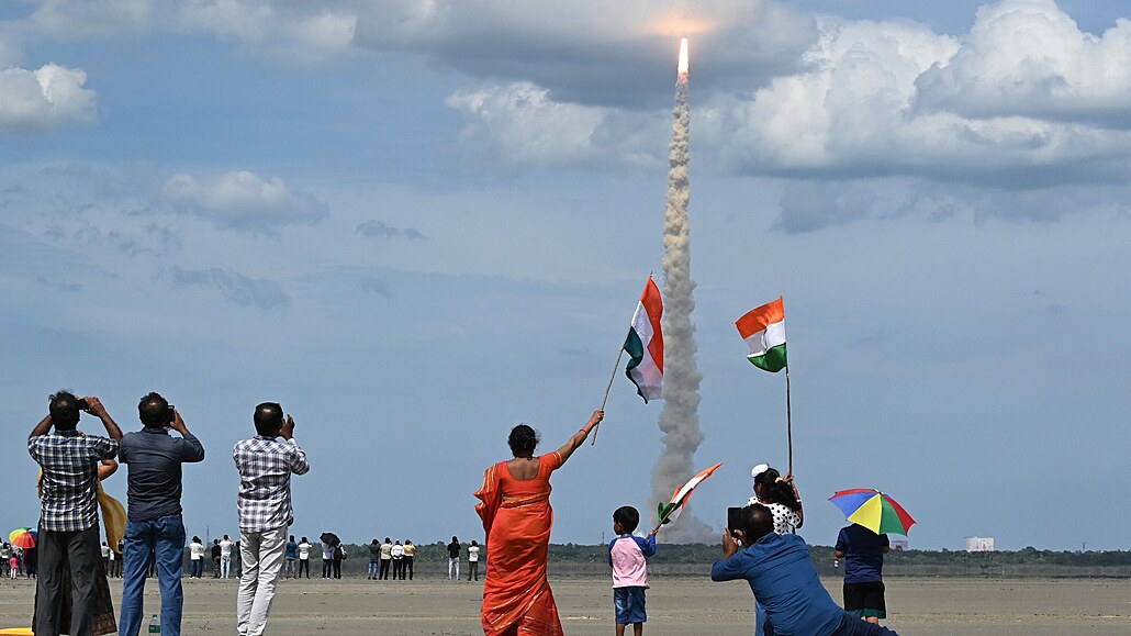 Lidé sledují start nové indické rakety k msíci.
