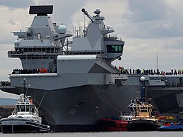 HMS Queen Elizabeth strv nkolik tdn v Severnm moi.