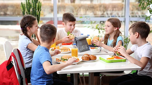Dobrou chuť! Plošné zdražování školních obědů by v tomto roce už přijít nemělo....
