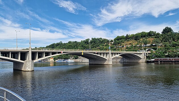 Ve funkcionalistickm stylu. tefnikv most nahradil pvodn etzov most Frantika Josefa I., vystavn byl a po druh svtov vlce v prodlouen Revolun tdy.