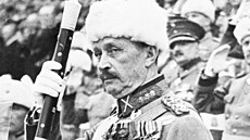 Carl Gustaf Mannerheim, někdejší carský důstojník, dlouho úspěšně řídil obranu...