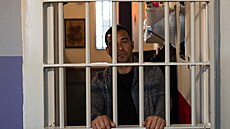 Raphael Rowe při natáčení série Netflixu Nejdrsnější vězení světa.