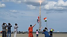 Lidé sledují start nové indické rakety k měsíci.