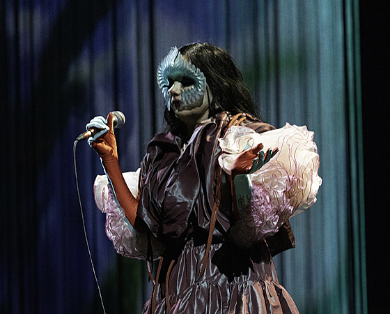 Opulentní show. Islandská zpěvačka Björk ve Vídni zabodovala