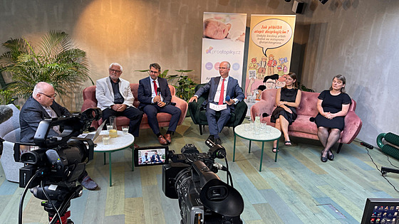 V p�ímém p�enosu vystoupili Prof. MUDr. Spyridon Gkalpakiotis, Ph.D., MBA,...