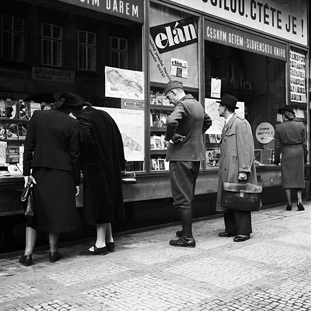 Na cestě k autoritářskému státu. Počet politických stran se v Čechách zredukoval na dvě, parlament ztrácel svůj význam