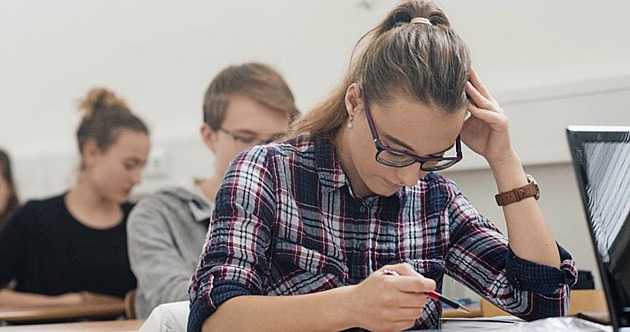 Vládní škrty ohrozí klíčové obory - výuku jazyků a informatiky. „Ty změny jsou šílené,“ zní ze škol