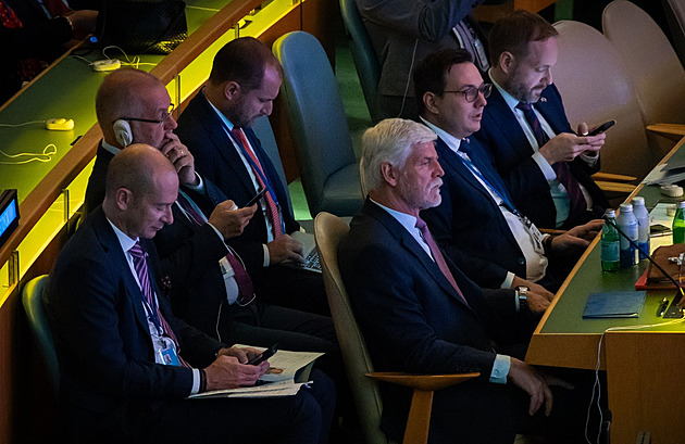 Potřebujeme znát moskevské drby. Nebýt na místě, by bylo chybou, nesouhlasí Lipavský s prezidentem Pavlem