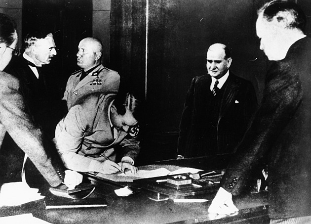Československo kapitulovalo dvakrát. Mnichov byl neúspěchem také pro Hitlera, říká historik Straka