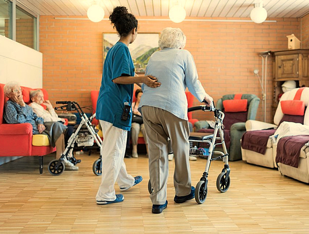 Mnoho neziskovek, minimum užitku. Když je potřeba skutečné pomoci, přebujelý systém selhává