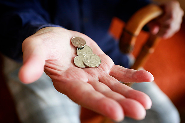 Senioři ve velkém vybírají penzijko. Budoucí penzisty vylekaly přelomové změny v důchodovém spoření