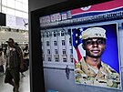 Televizní obrazovka ukazuje na snímku amerického vojáka Travise Kinga bhem...