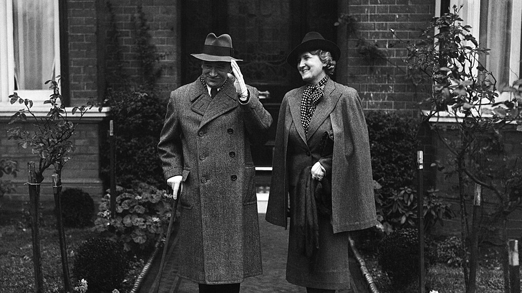 V britském exilu. Edvard Bene s manelkou Hanou stojí 30. íjna 1938 ped svou...