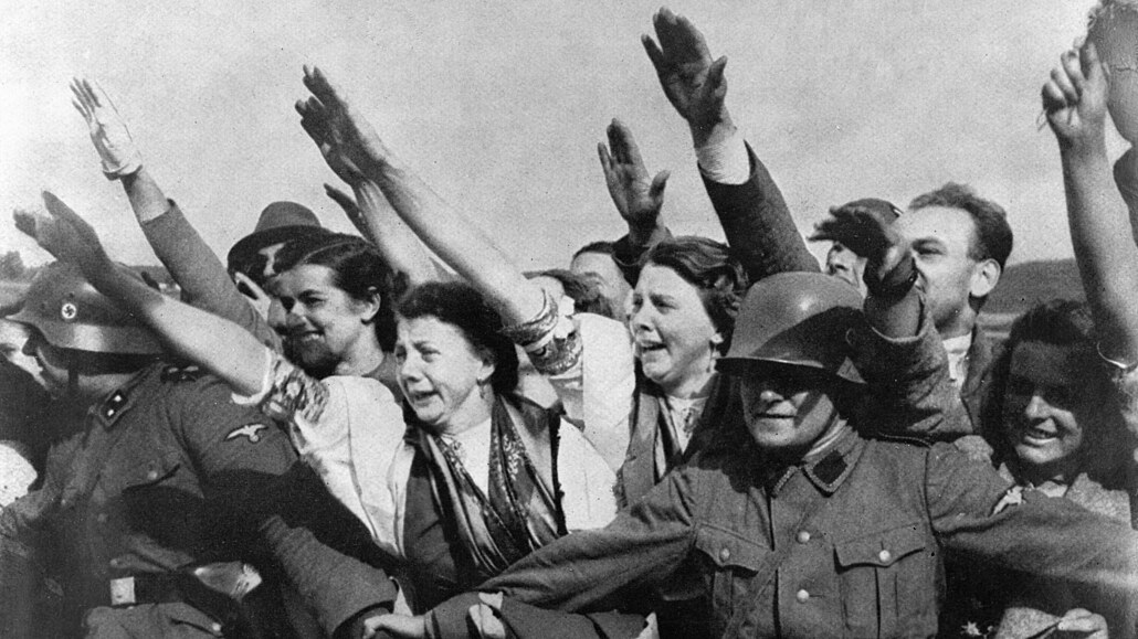 Německé ženy vítají Hitlera při jeho příjezdu do Sudet v prosinci 1938