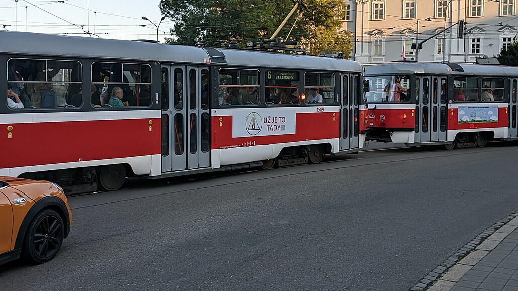 Reklama sekty AllatRa na brněnské tramvaji.