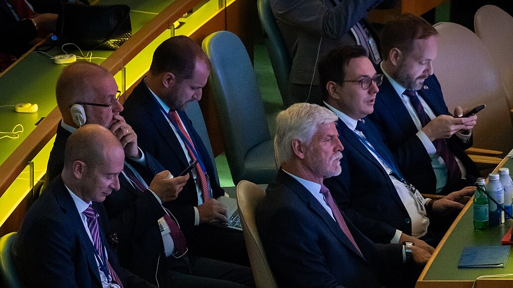 Jan Lipavský sedící vedle prezidenta Petra Pavla na jednání OSN v New Yorku.