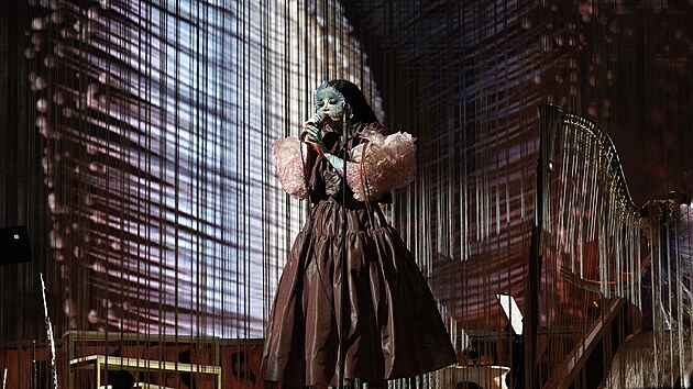 Islandská zpěvačka Björk a její spoluhráči během vídeňské zastávky turné Cornucopia