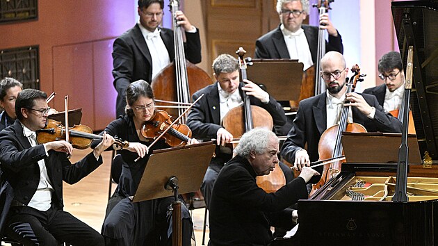 Festivalový koncert eské filharmonie s klavírním virtuosem Andrásem Schiffem