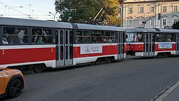Reklama sekty AllatRa na brnnské tramvaji.