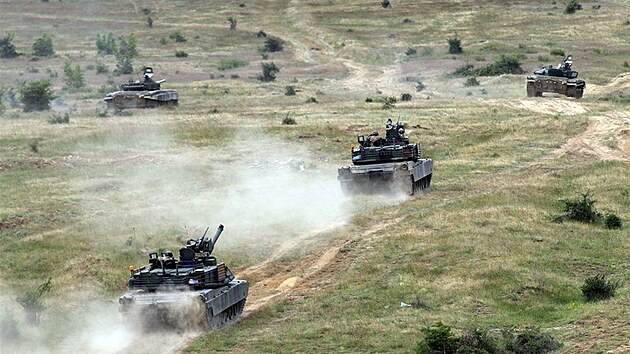Tanky M1A2 Abrams ve slubách americké armády na vojenském cviení v Bulharsku...