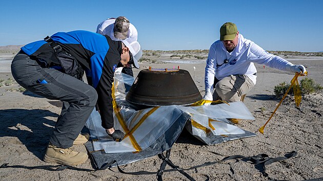 Nvratov kapsle obsahujc vzorek odebran z asteroidu Bennu kosmickou lod NASA OSIRIS-REx.