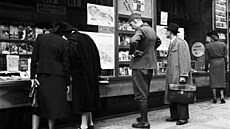 Malá, ale naše. Muž v uniformě pozoruje v říjnu 1938 ve výloze nové hranice...
