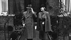 V britském exilu. Edvard Beneš s manželkou Hanou stojí 30. října 1938 před svou...