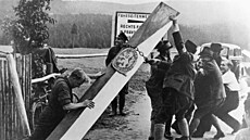 Sudetští Němci na známé fotografii odstraňují hraniční sloup mezi...