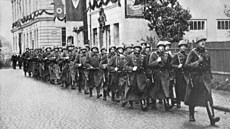 Odchod čs. jednotek z Ústí nad Labem v říjnu 1938. Symbolicky pod hákovým...