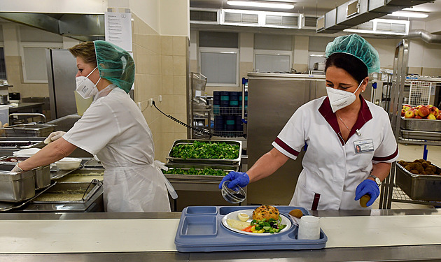 Začarovaný kruh, který nezměnila nová metodika. Rauty v nemocnicích jsou výjimkou, převažuje rohlíková podvýživa