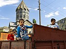 Arménské dti z Náhorního Karabachu po píjezdu do msta Goris v Arménii. Z...