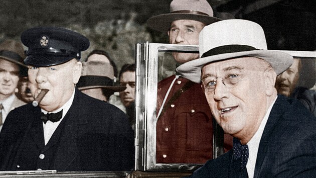 Franklin Roosevelt (vpravo) a Winston Churchill na sn�mku z roku 1944.