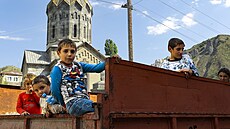Arménské děti z Náhorního Karabachu po příjezdu do města Goris v Arménii. Z...