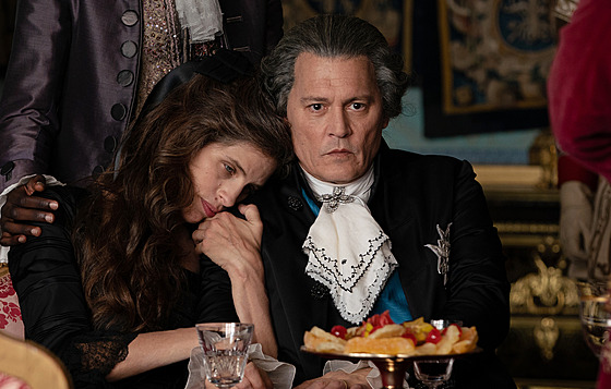 Rebelka na královském dvo�e. Maiwenn a Johnny Depp ve snímku Jeanne du Barry �...