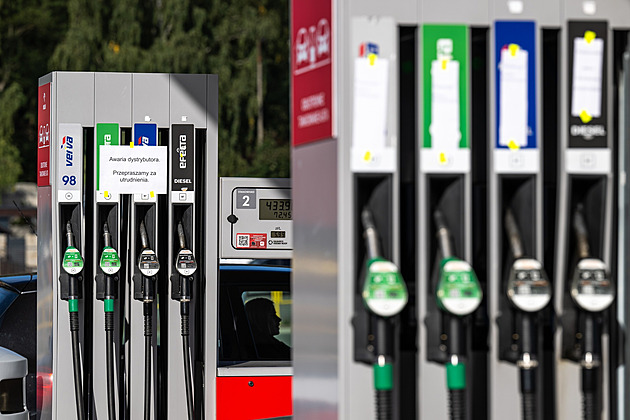 Nafta pod 40 korun chvíli vydrží. Čechům ale brzo skončí výhodná nákupní turistika za polské hranice